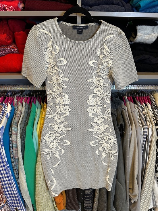 French Connection Dresses & Skirts - French Connection white/black short sleeve crew neck dress size 8